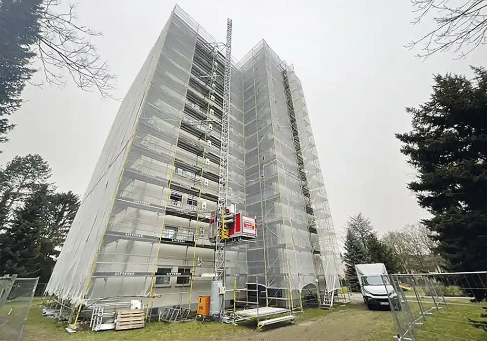 Baugerüst an einem 12-stöckigem Wohnblock