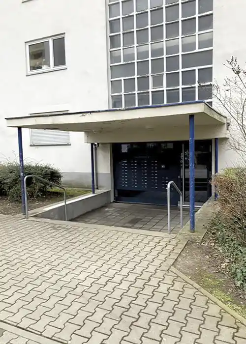 alter Haupteingang mit Verdachung