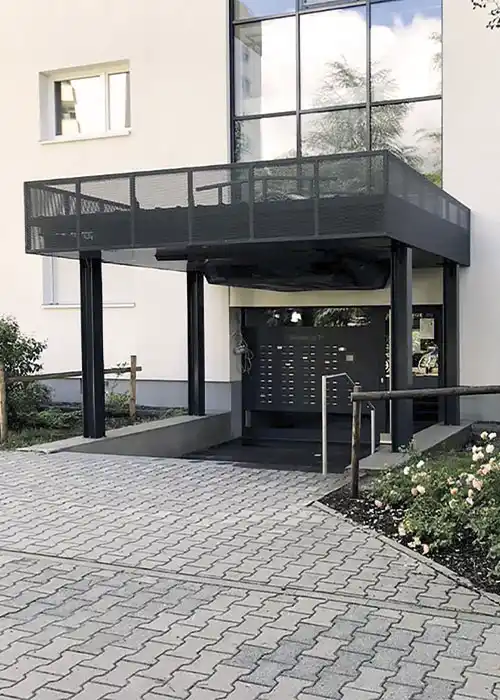 neu sanierter Haupteingang mit Verdachung