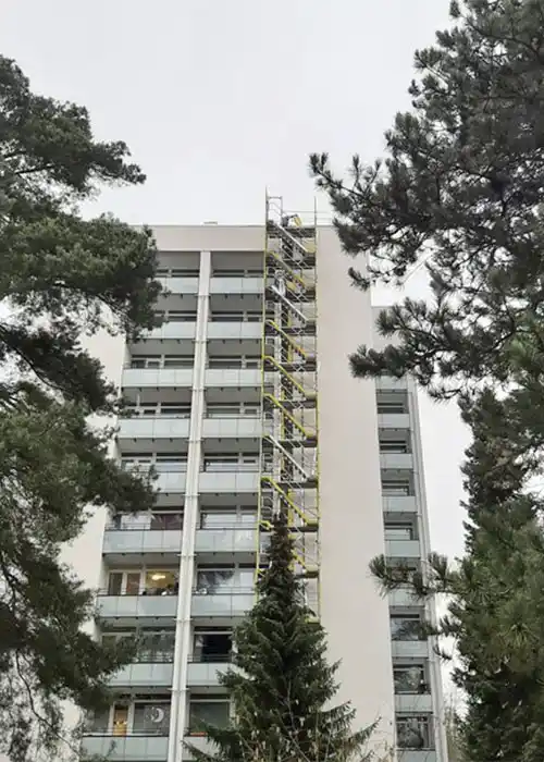 Treppengerüst an einem Wohnblock