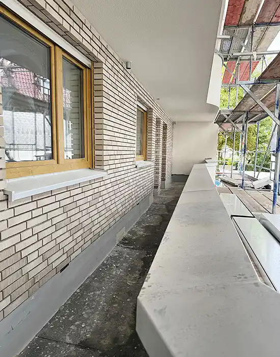 verziegelte Fensteransicht vor Baugerüst